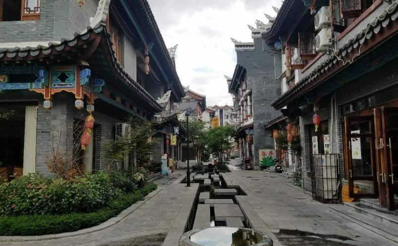 老师只展示画的好的小朋友的作品，这样做好不好呢？游戏画面